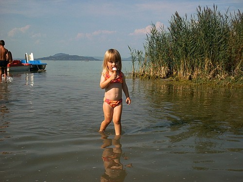 Kislány a Balatonban fagyival